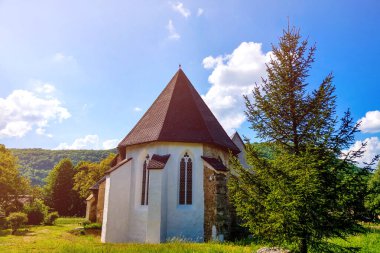 Plesivec, Slovakya, 14 Mayıs 2019: Plesivec 'teki eski gotik kilise. Seçici odak.