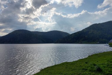 Güzel göl manzarası, yağmurlar arasında parlak bir aralık..