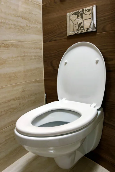 Τοποθετημένη λεκάνη τουαλέτας. Άνοιξε το καπάκι της τουαλέτας. εσωτερικό — Φωτογραφία Αρχείου