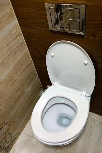 Flush τουαλέτα με λευκά πλακάκια στο παρασκήνιο, εμπρόσθια όψη. — Φωτογραφία Αρχείου