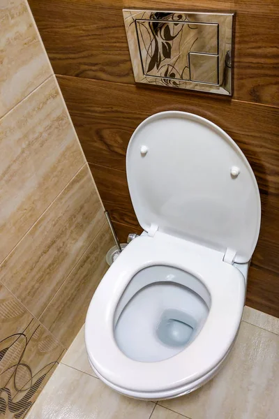 Modern, beyaz, düz, temiz tuvalet. Ev — Stok fotoğraf