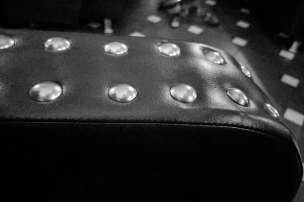 Vértes textúra a háttér vintage fekete bőr kanapé. — Stock Fotó