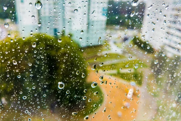 Wassertropfen, Regentropfen auf Glas und Tropfen nach unten. — Stockfoto
