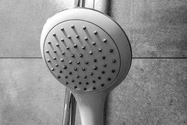 ahşap masa üzerinde yeni duş başlığı.