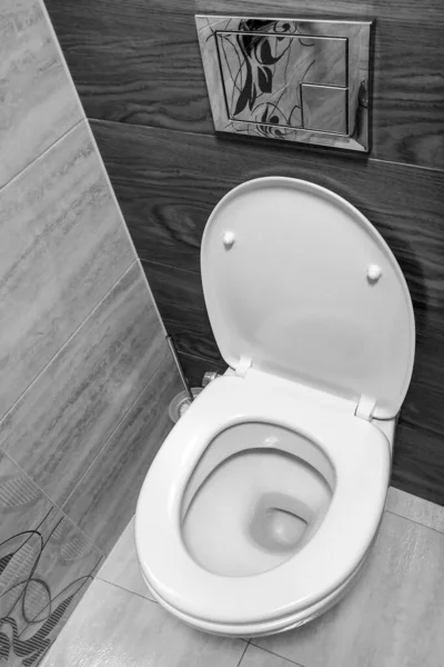 Белый туалет в современном доме, белый унитаз в уборной . — стоковое фото