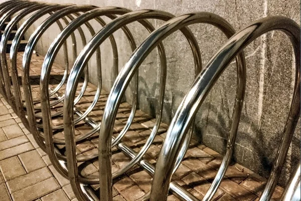 Plaza de aparcamiento vacía para bicicletas en frente de la tienda. Aparcamiento para bicicletas en una zona pública. Estacionamiento de bicicletas vacío en la calle . —  Fotos de Stock