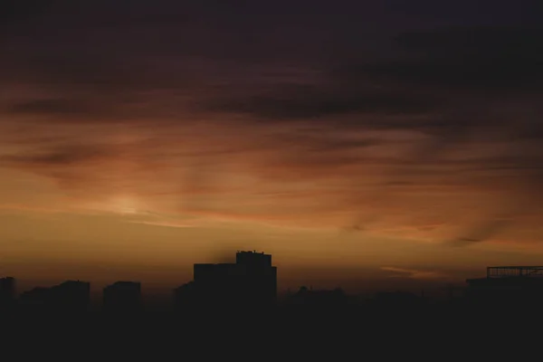 Sonnenaufgang über der Stadt mit bewölktem Himmel, Natur — Stockfoto