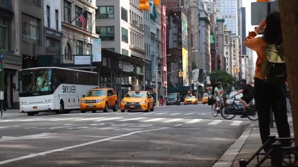 Nova Cidade Iorque Eua Setembro 2018 Tráfego Hora Ponta Estrada — Vídeo de Stock