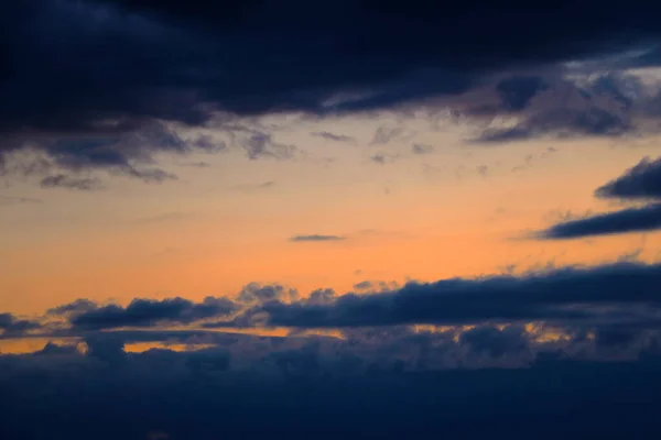 황혼에 구름이 덮인 화려 한 하늘. — 스톡 사진
