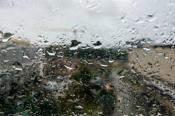 Detail des Abrollens von Regentropfen auf Fensterscheiben. — Stockfoto