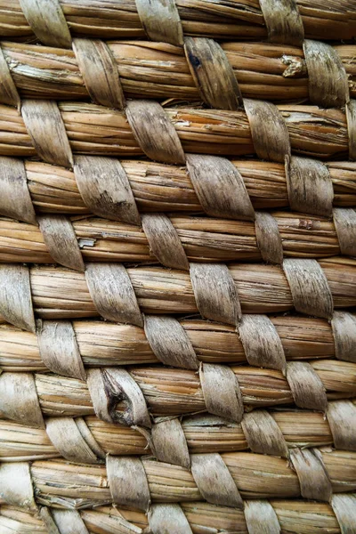 Gebogene Linien Muster in einem Strohkorb Hintergrund. — Stockfoto