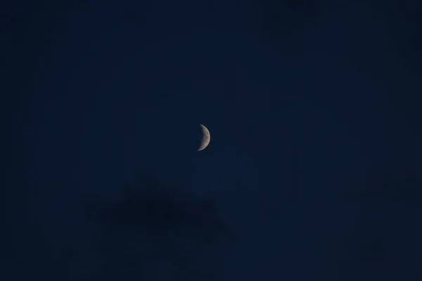 Krásný měsíc na noční obloze s hvězdami. — Stock fotografie
