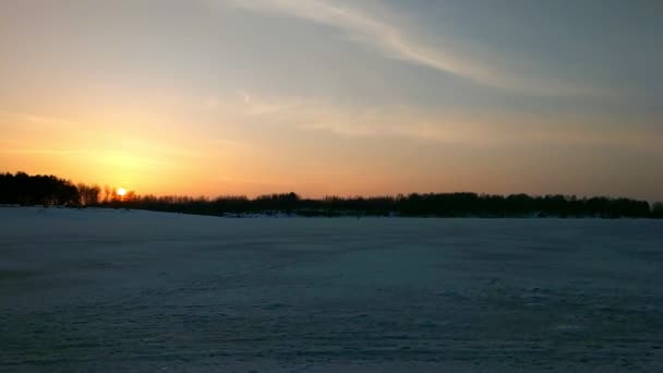 Vista Pôr Sol Uma Noite Fria Gelada Lago Inverno — Vídeo de Stock