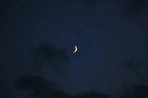 Bellissimo mese al cielo notturno con le stelle . — Foto Stock
