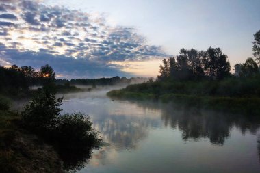 Sabahın erken saatlerinde nehirde sis ve su yüzeyi..