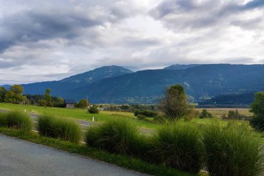 Yol ve mistik gökyüzü ile dağ manzarası.