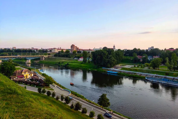 Bella vista dell'ampio fiume che scorre nel centro della città . — Foto Stock