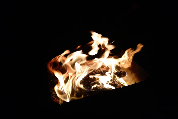 Vista de um incêndio em chamas sobre um fundo preto. Perigo . — Fotografia de Stock