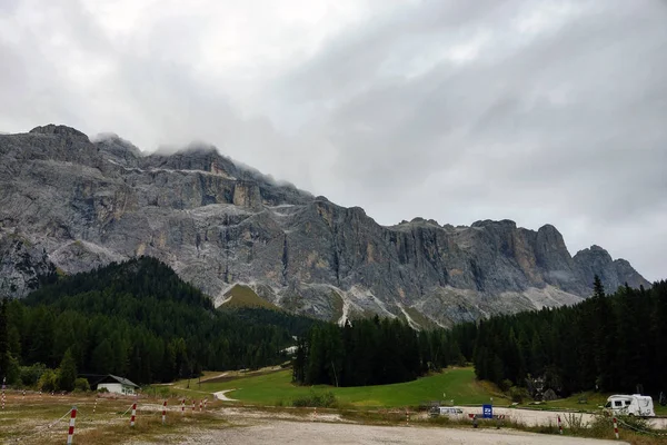 Ένα ομιχλώδες πρωινό ψηλά στα βουνά στα σύνορα Ιταλίας και Αυστρίας. Καθαρός καθαρός αέρας. — Φωτογραφία Αρχείου
