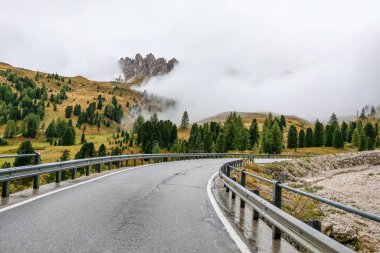 Sisli bir sabahta dağ yolu manzarası.