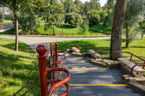 Veduta della scala con ringhiera nel parco . — Foto Stock