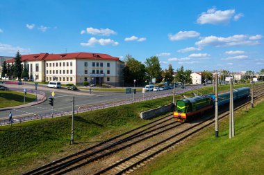 Grodno, Belarus - 12 Mayıs 2019: Şehir ve demiryolu manzarası. Bir tren..