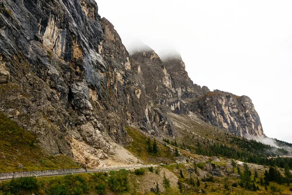 Hermosa vista de las montañas italianas en un día soleado y claro, Dolomitas . —  Fotos de Stock