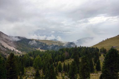 Güneşli bir günde güzel İtalyan dağları manzarası, Dolomitler..