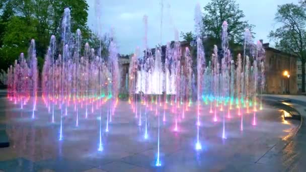 Prachtige Kleurrijke Water Fonteinen Stad Avond — Stockvideo