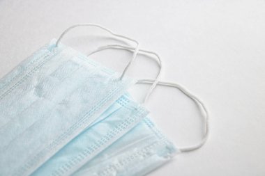 Tıbbi maske Covid-19 salgınını önlüyor. Coronavirus karantinası kavramı..