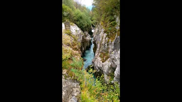 Desfiladeiro Sobre Superfície Rio Montanha Soca Parque Nacional Triglav — Vídeo de Stock