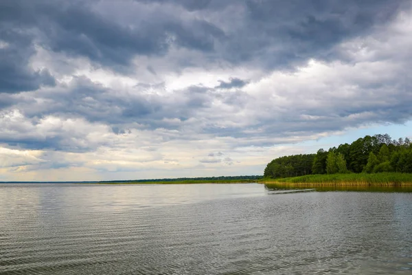 Bulutlu bir günde büyük bir göl ya da denizin kıyısında