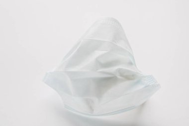 Beyaz arka planda koruyucu maske. Coronavirus Covid-19 2020 'de kitle maskesi kıtlığına yol açıyor.