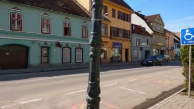 Brasov, Romanya - 17 Mayıs 2019: Güneşli bir günde eski kentin küçük ve rahat sokakları.