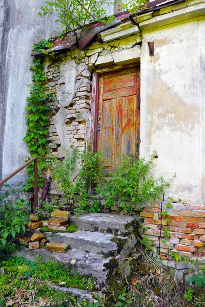 Edifício Abandonado Velho Habitação Inadequada Para Vida Devastação — Fotografia de Stock