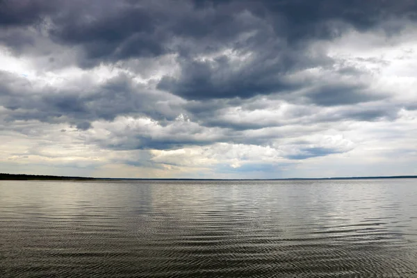 Bulutlu bir günde büyük bir göl ya da denizin kıyısında