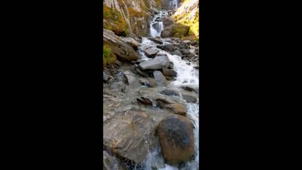 Kayaların Üzerinden Akan Sular — Stok video