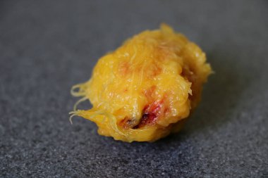 Masadaki şeftali kemiğinin görüntüsü