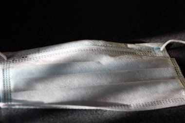 Plastik kulaklıklı cerrahi maske. Ağız ve burnu örtmek için tipik 3 katlı cerrahi maske. Bakterilerin prosedür maskesi. Koruma kavramı