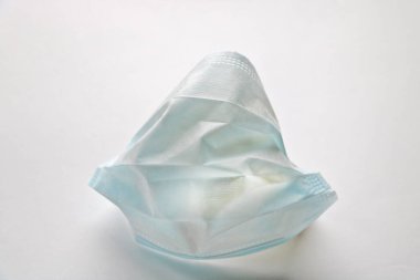 Beyaz tıbbi maske izole. Kirliliğe, virüse, gribe ve koronavirüse karşı yüz maskesi koruması. Sağlık ve Cerrahi Konsept