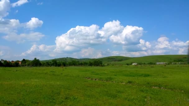 Zelená Tráva Modrá Obloha Bílými Mraky Letní Venkovská Krajina Včasná — Stock video