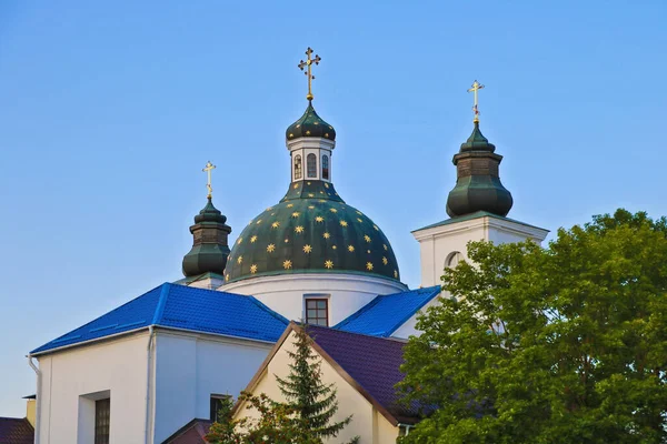 Dach Und Kuppel Der Kirche Gegen Den Himmel — Stockfoto