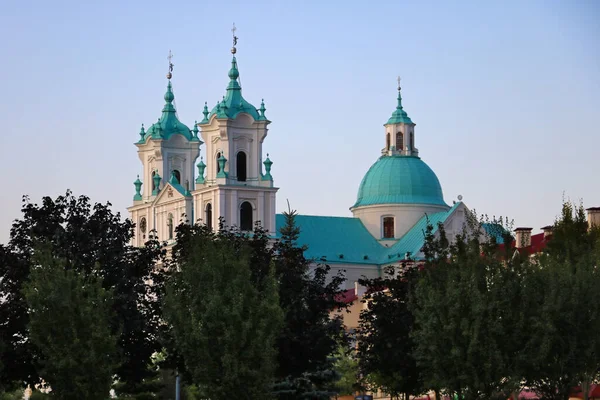 Grodno, Bielorussia - 15 maggio 2019: Famoso punto di riferimento è la Cattedrale di San Francesco Saverio a Grodno. Migliore destinazione per le vacanze estive in Europa dell'est . — Foto Stock