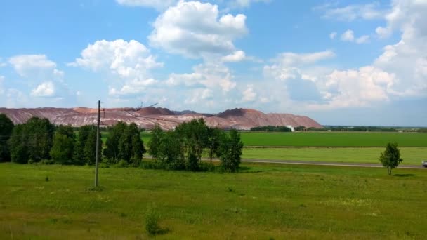 Terrikon eller terrikonik - soptipp, konstgjord vall från gråberg, utvunnen vid underjordisk brytning av kolfyndigheter och andra mineraler, vall från avfall från olika industrier och förbränning — Stockvideo