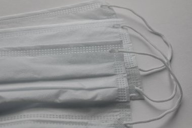 Beyaz tıbbi maske. Kirliliğe, virüse, gribe ve koronavirüse karşı yüz maskesi koruması. Sağlık ve Cerrahi Konsept