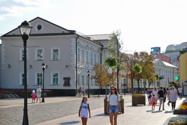 Grodno, Belarus - 15 Mayıs 2019: Grodno eski caddelerinde yerel halk ve turistler yürüyor