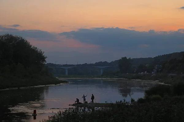 Silhouettes Pêcheurs Assis Sur Rivière Sur Fond Coucher Soleil Dans — Photo