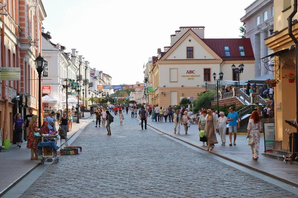 Grodno, Belarus - 15 Mayıs 2019: Grodno eski caddelerinde yerel halk ve turistler yürüyor