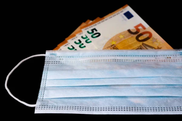 医疗面罩和50欧元的钞票象征着价格上涨 以保护呼吸道免受病毒的侵袭 Coronavirus 大流行病期间经济的困难情况 — 图库照片