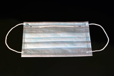 Siyah arka planda tıbbi maskeyi kapat